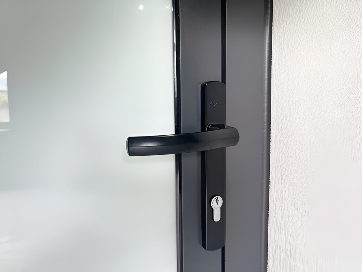 Loại cửa nhôm sử dụng khóa tay gạt